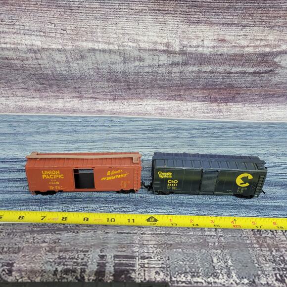 Vintage H.O scale Union Pacific & chessie systems train boxcars blue and brown - Picture 1 of 10